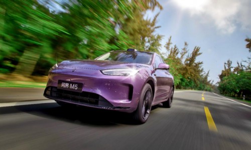 科技、权益、效率三重奏，问界新M5 Ultra重塑高价值SUV之选
